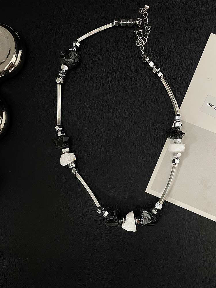 Natural Stone Chip Bead Necklace for Women - High-End Sweet & Cool Spicy Girl Clavicle Chain, Unique Niche Design Accessory
