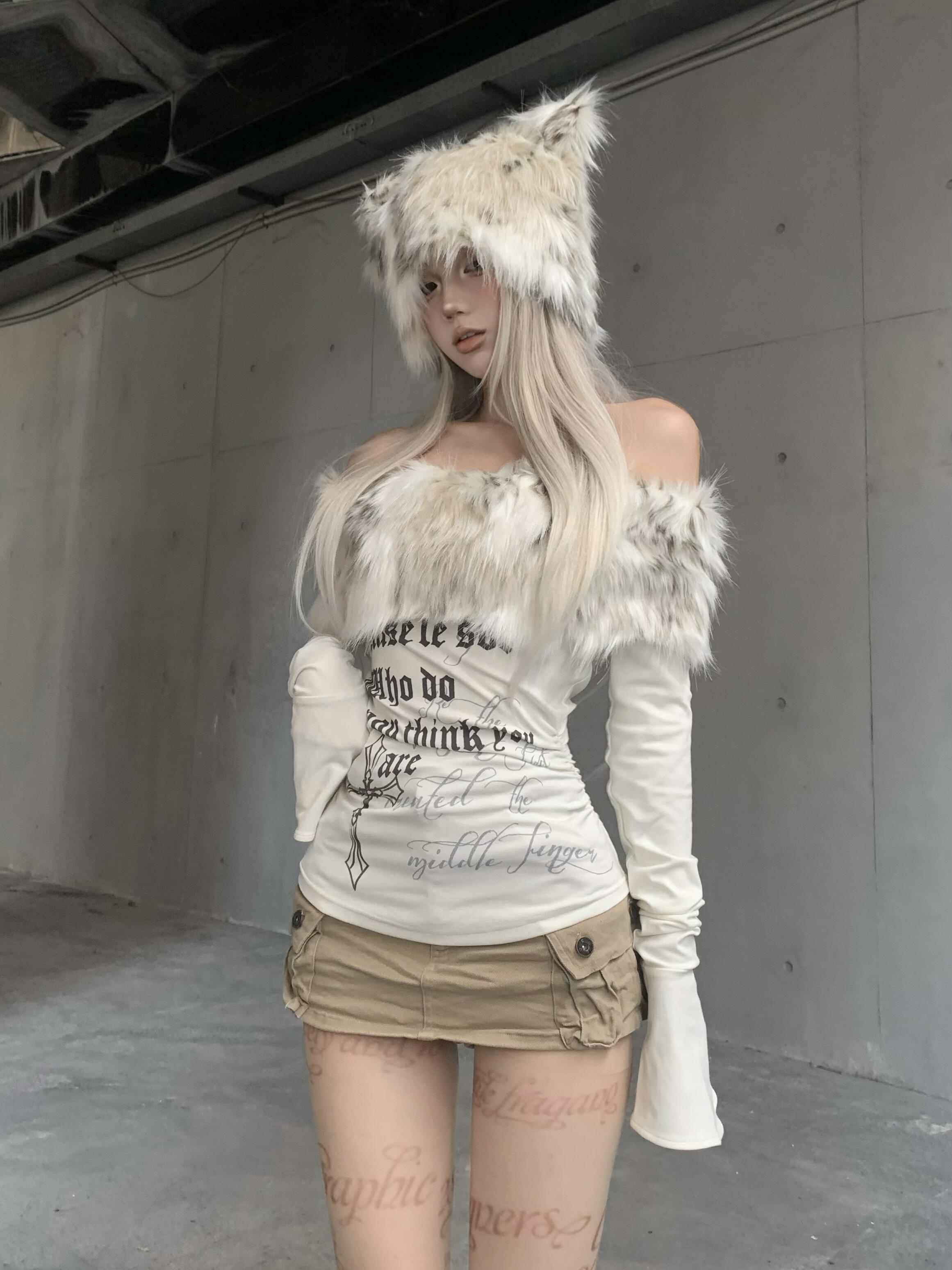 One-Shoulder Long Sleeve T-Shirt with Faux Fur Collar for Women - Slim Fit, Off-Shoulder, Waist-Cinching, Trendy Fall/Winter Style