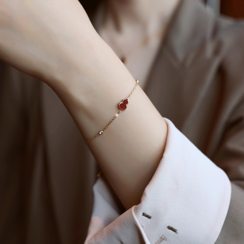 Red Gourd Bracelet - Light Luxury Exquisite Gift for Girls, Niche Fashion Accessory, Perfect for Special Occasions