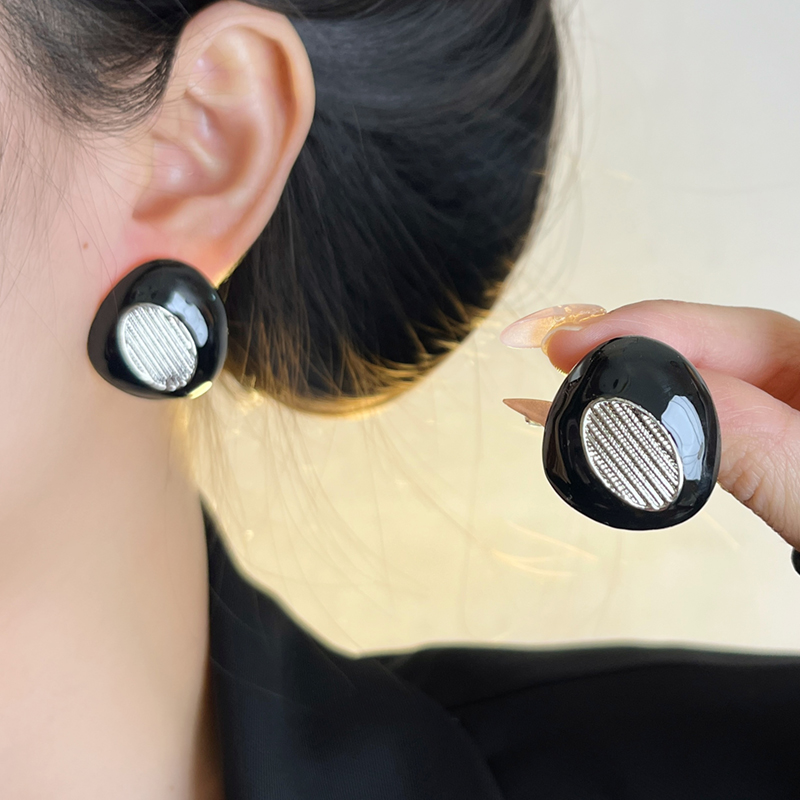 Retro Chinese-Style Textured Black Gold Enamel Earrings - 2025 Autumn Winter Metal Embroidered Feminine Jewelry