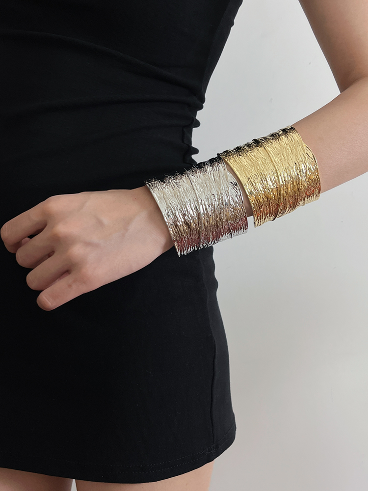 Retro High-End Open Cuff Bracelet for Women - Exaggerated 3D Textured Gold Design, Irregular Heavy-Duty Style