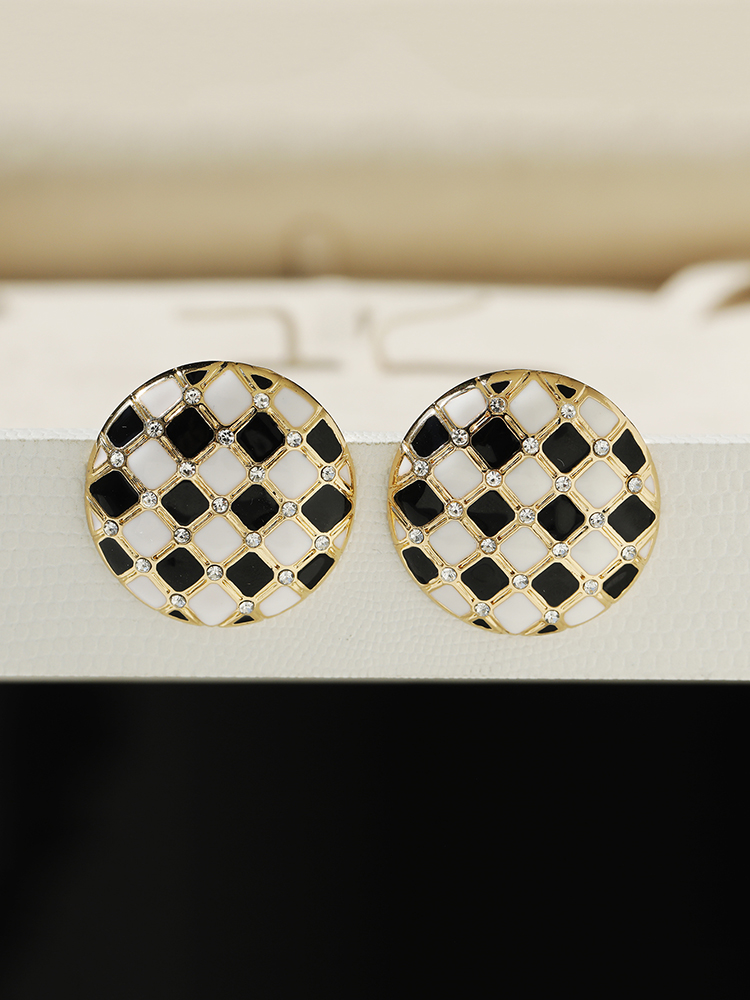 Retro Korean-Style Black and White Diamond-Shaped Stud Earrings, Chic Small Round Button Design for Women