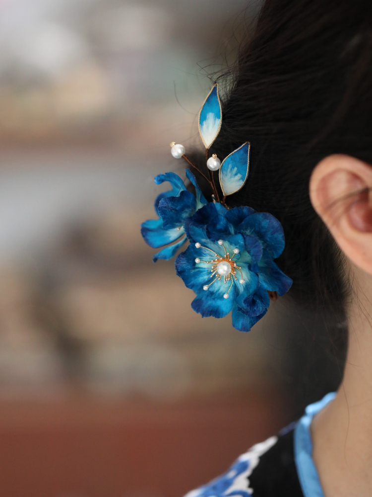 Retro Ming Dynasty Velvet Flower Hairpin Headdress - Ancient Style Hanfu Hair Accessory for Qipao - Blue Floral Court Ornament