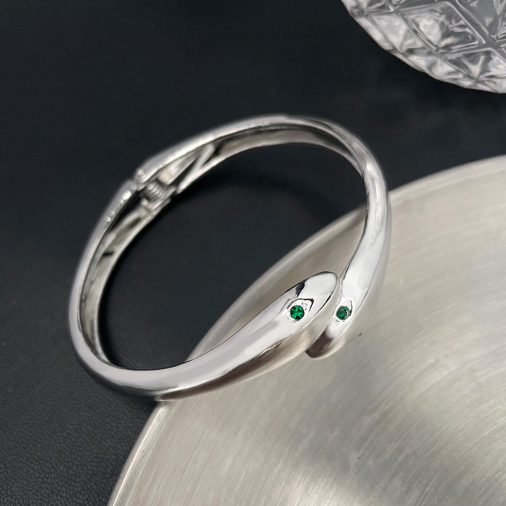 Retro Minimalist Snake Head Bracelet for Women - Light Luxury Fashion Bangle, Unique High-End Feel, European American Style