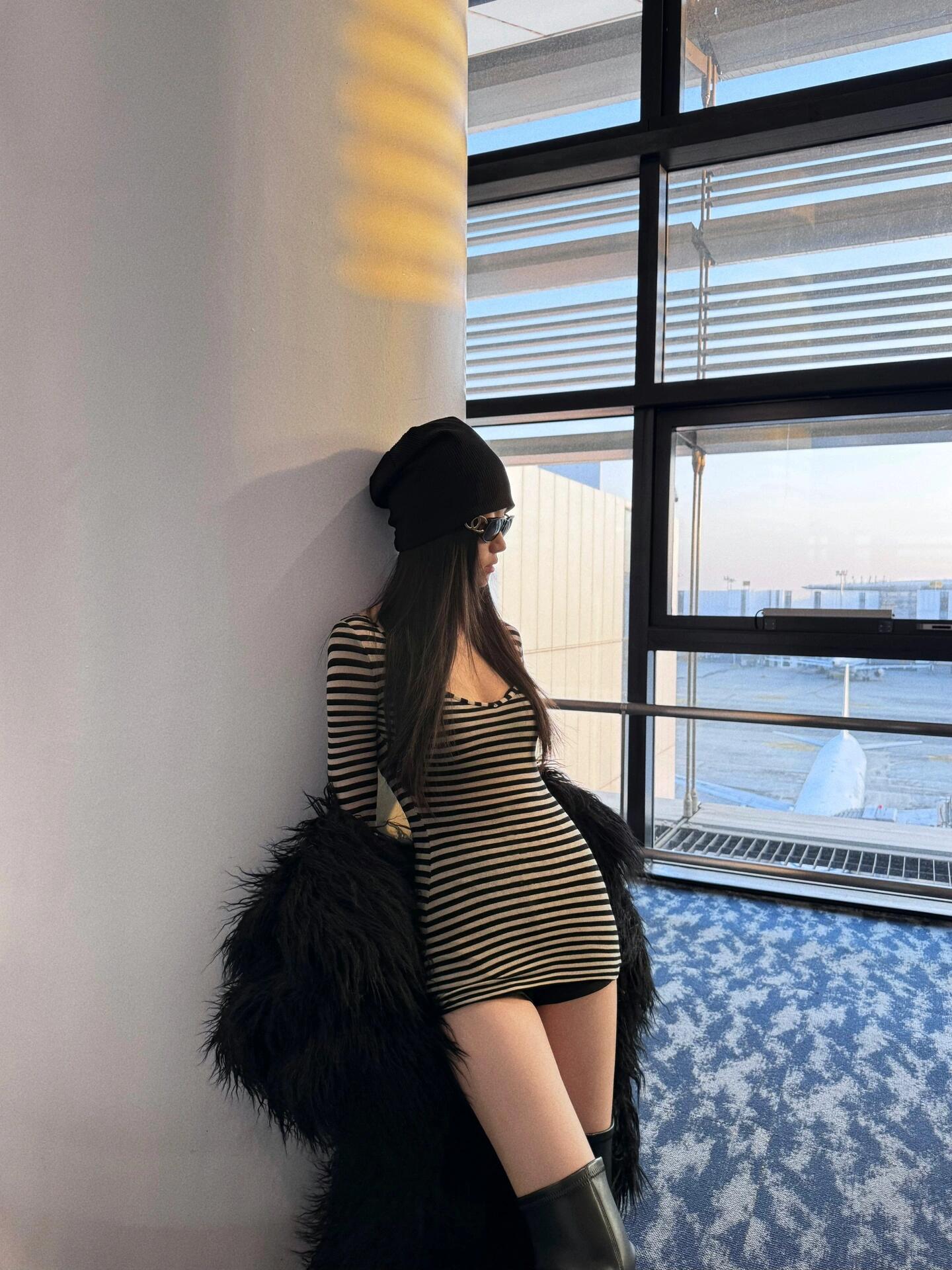 Retro Striped V-Neck Off-Shoulder Dress for Women - Long Sleeve, Waist-Cinching, Slim-Fit Bodycon Mini for Autumn/Winter Style