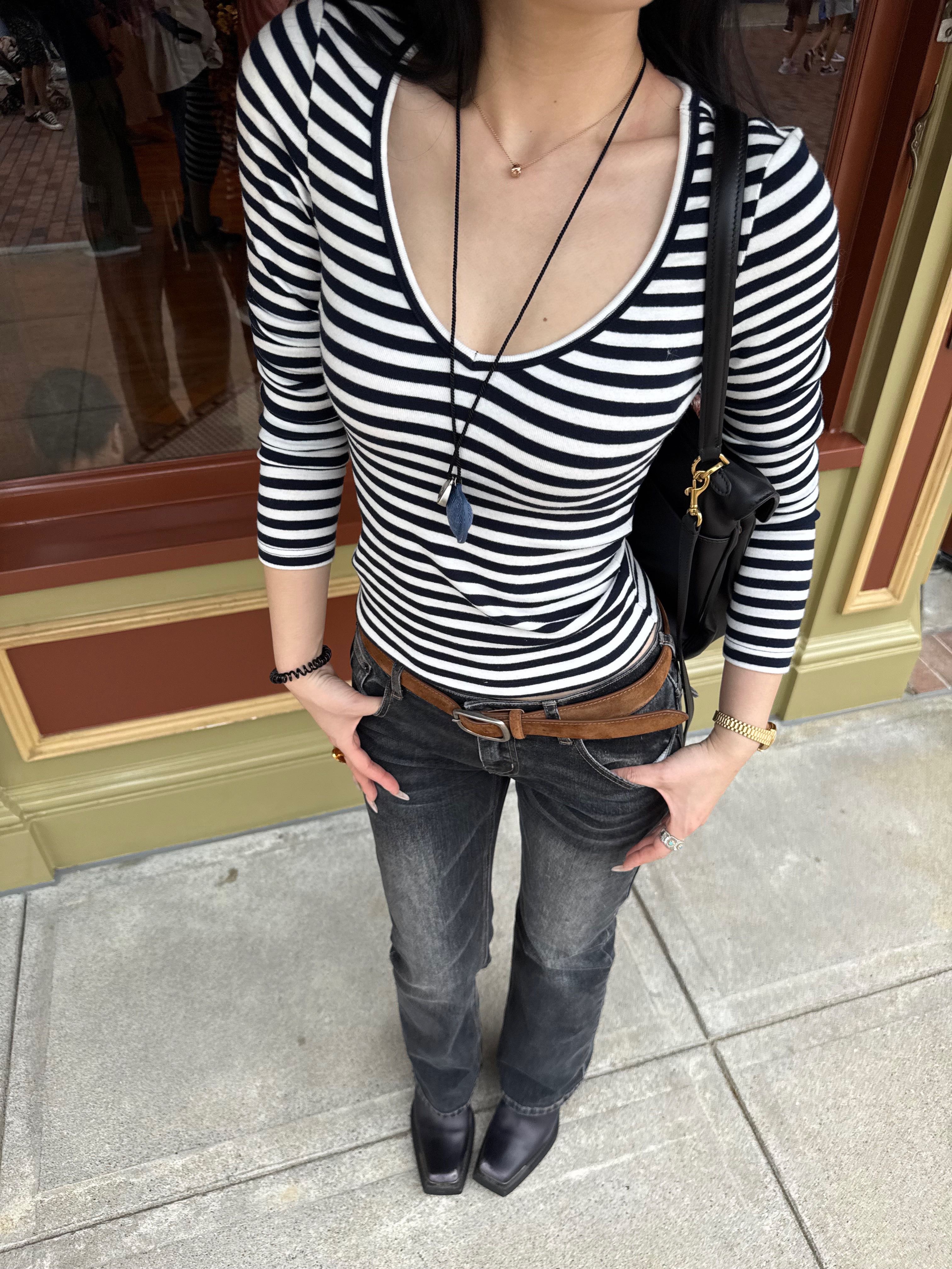 Retro Stripes Slimming V-Neck Base Shirt for Fashionable Layering â€“ 90s Inspired Chic Style