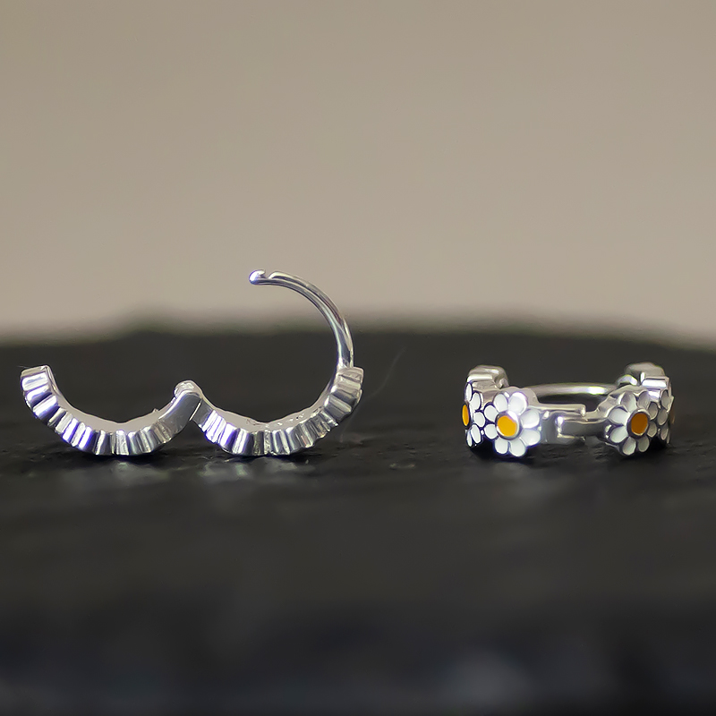Small Daisy Stud Earrings in 925 Silver with Enamel Floral Design - Fresh Round Chrysanthemum Style