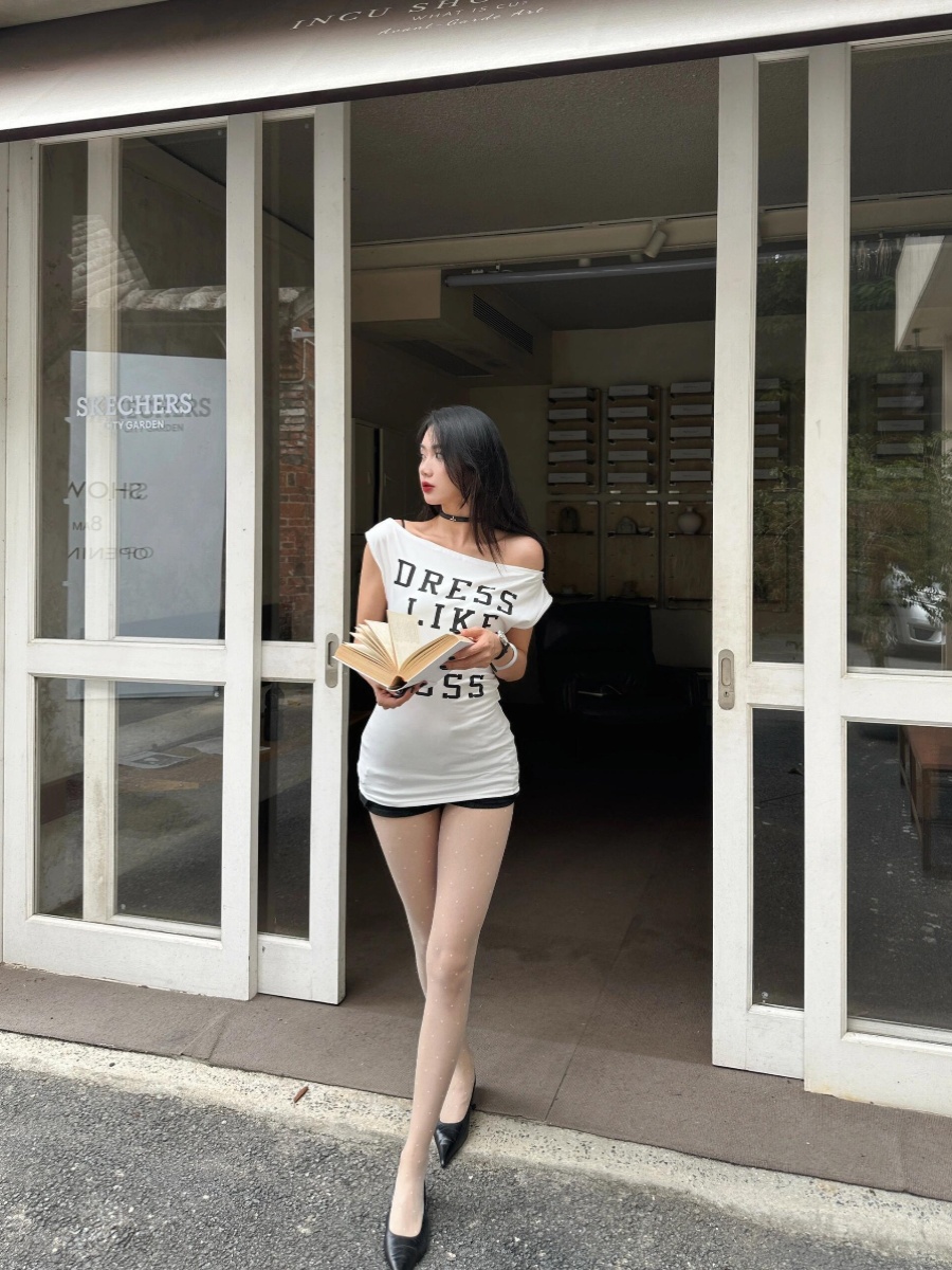 Spicy Girl White Letter Printed Off-Shoulder Slim-Fit T-Shirt for Women - Summer 2025 American Style Short Sleeve