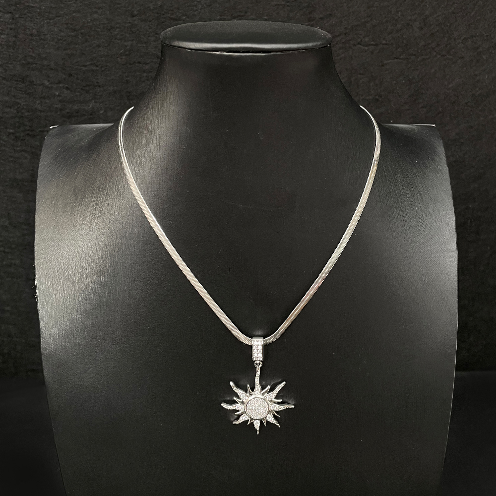 Stainless Steel Sun Pendant Choker Necklace for Men and Women, Cool Niche Design Clavicle Chain Accessory