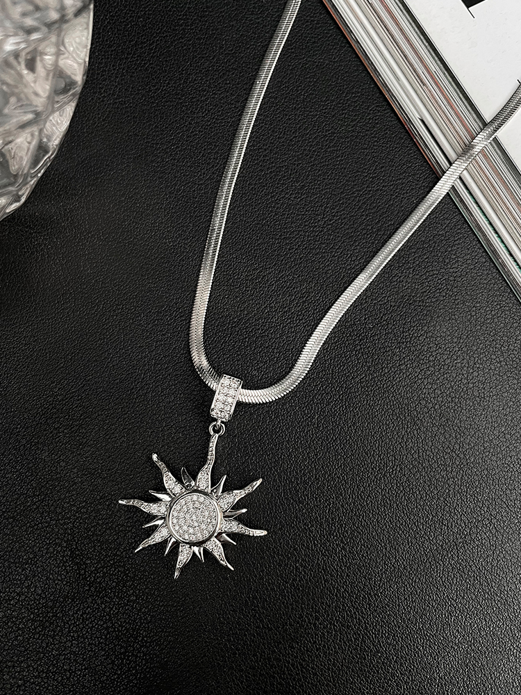 Stainless Steel Sun Pendant Choker Necklace for Men and Women, Cool Niche Design Clavicle Chain Accessory