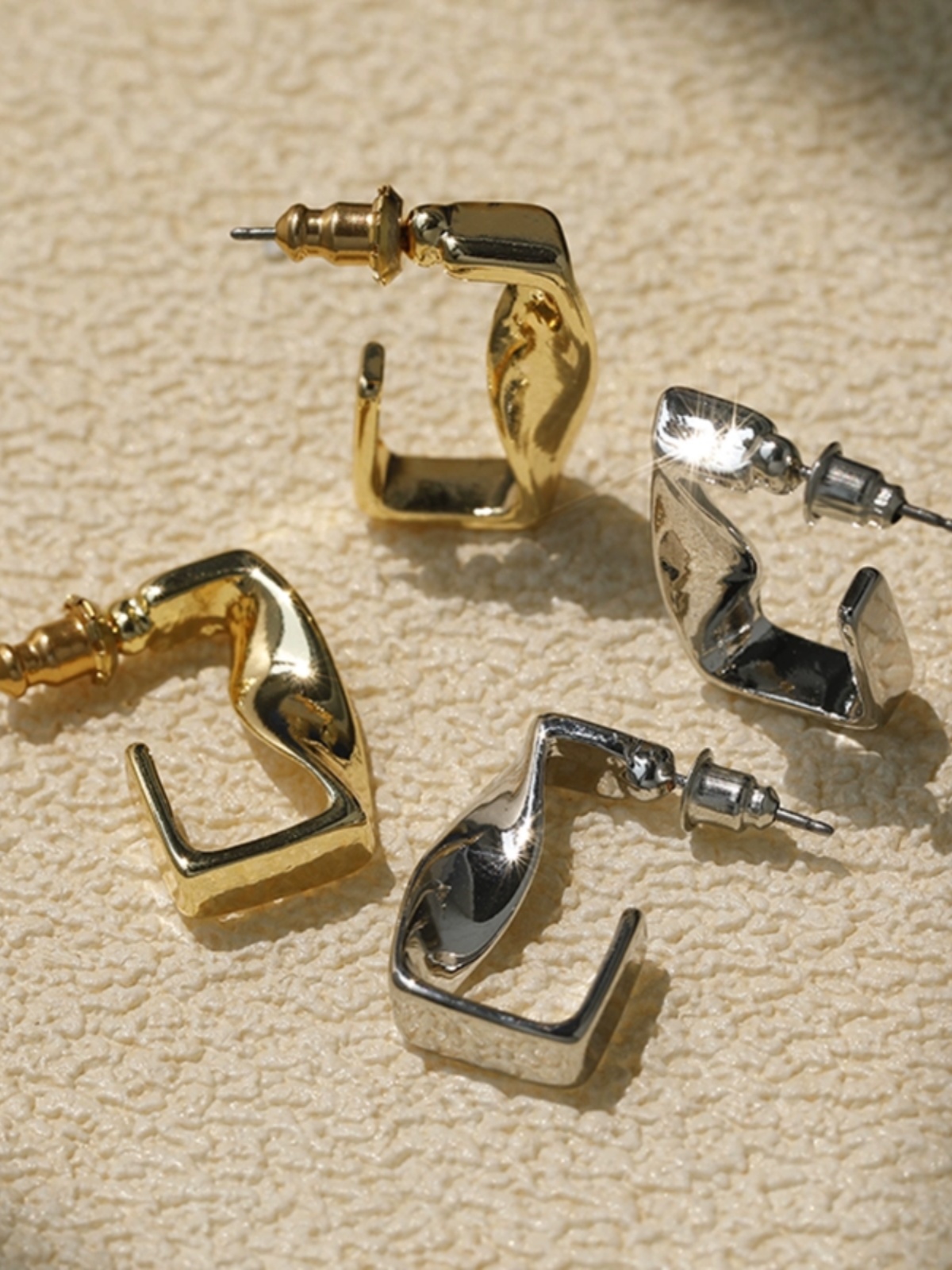 Stylish Metal Geometric Earrings for Women - Versatile European and American Niche Design for Gatherings, Dates, and Gifts