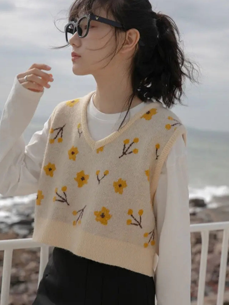 Stylish Work Outfits, Outfit Summer Ideas Floral Cropped Sweater Vest