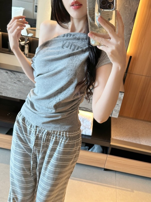 Trendy Asymmetrical Off-Shoulder Short Crop Top with Cinched Waist - Stylish Short-Sleeve T-Shirt for Women