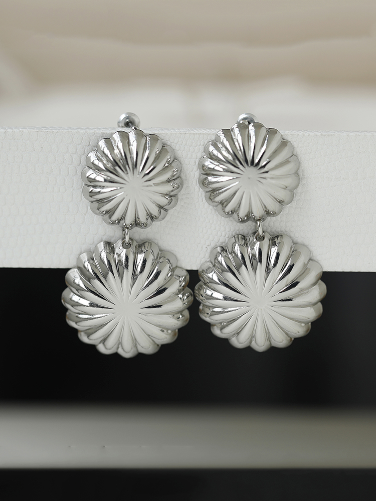 Trendy Gold Three-Dimensional Flower Stud Earrings for Women - Personalized Daisy Drop Earrings for Street Style