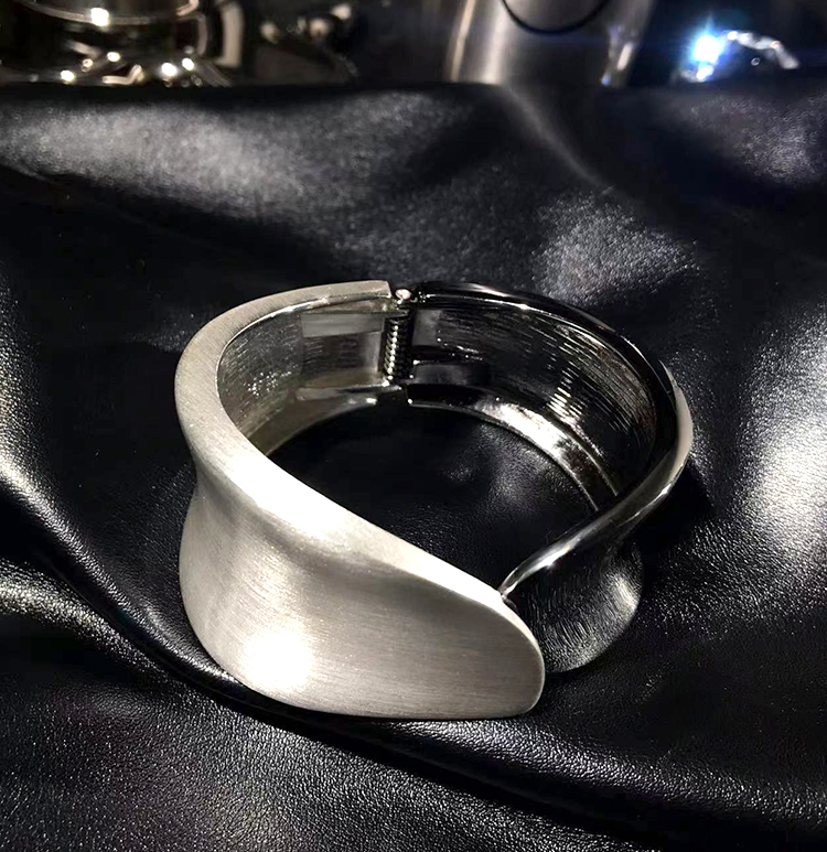 Trendy High-End Wide Bracelet for Women - Minimalist Influencer Style Arm Accessory