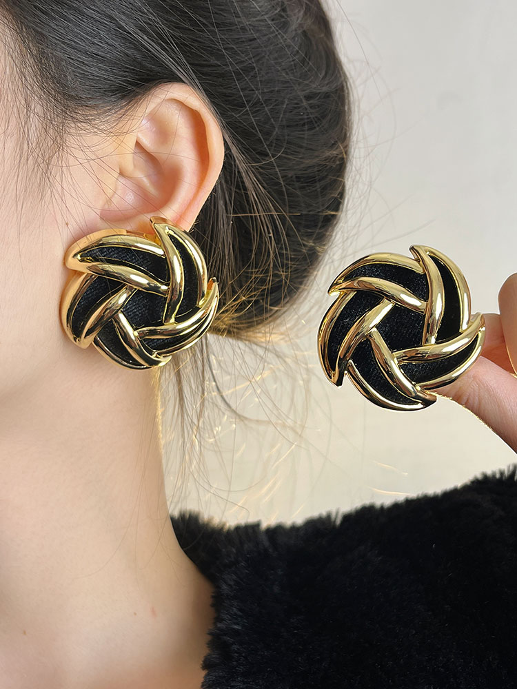 Trendy Vintage Metal Velvet Spiral Earrings for Autumn Winter - Light Luxury High-End Studs Clip-ons