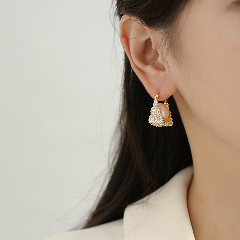 Unique Geometric Hollow Pearl Earrings for Women - 2025 Light Luxury High-End Ear Clips