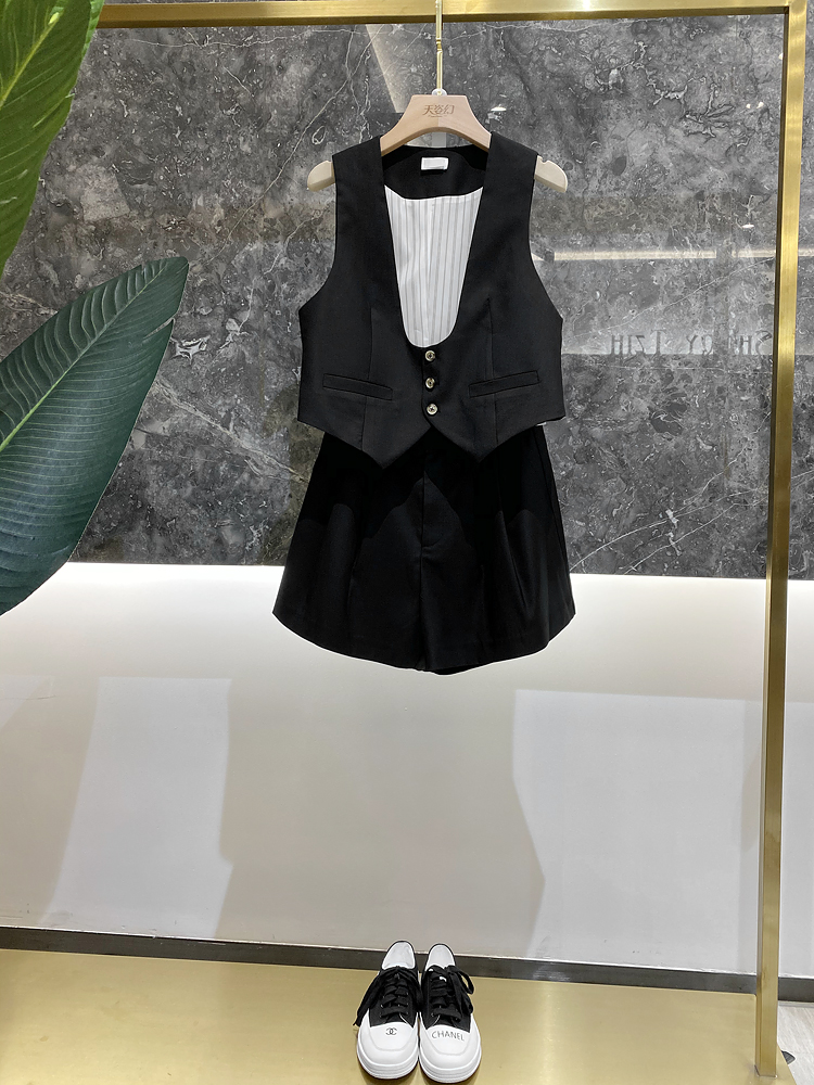 V-Neck Short Vest and Chain Pleated Shorts Set for Women - European Spring Style, Sharp Temperament, and Chic Fashion