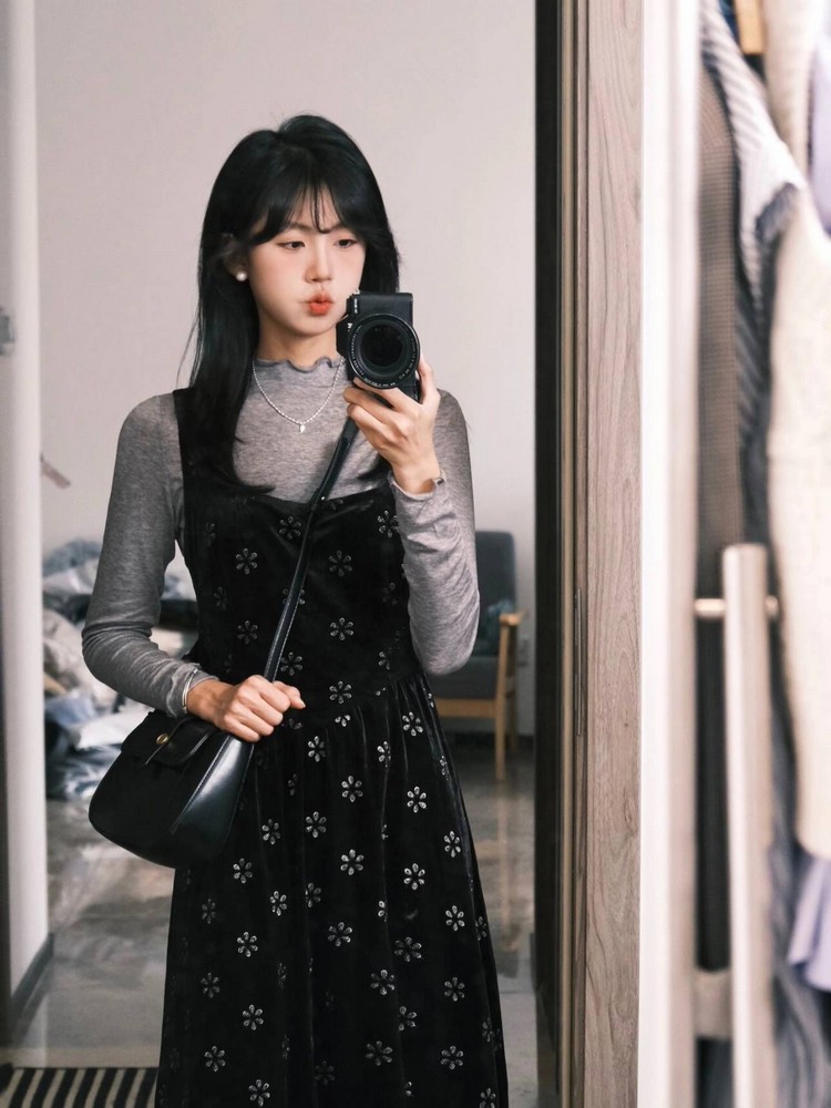 Vintage Black Velvet Camisole Dress for Women, Waist-Cinching Floral Long Skirt Set, Elegant Autumn Fashion