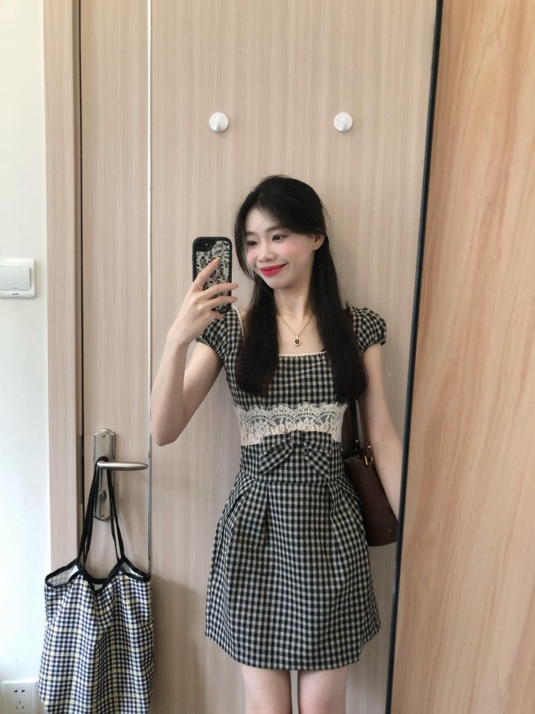 Vintage French Square Neck Plaid Dress for Women - Fitted Waist, Lace Splicing, Summer 2025 Fashion, Chic & Elegant Style