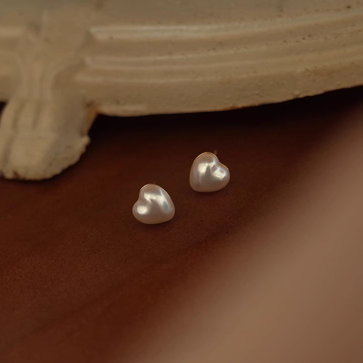 Vintage French-Style Heart Pearl Stud Earrings for Women - Sweet Minimalist Niche Jewelry in Timeless Design