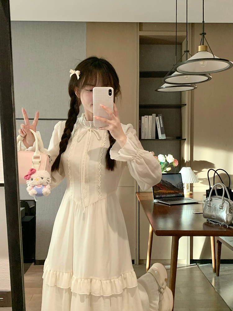 Vintage French-Style Long Dress with Lace, Sweet and Elegant Design for Early Spring â€“ Dreamy, Feminine Fashion for Effortless Style