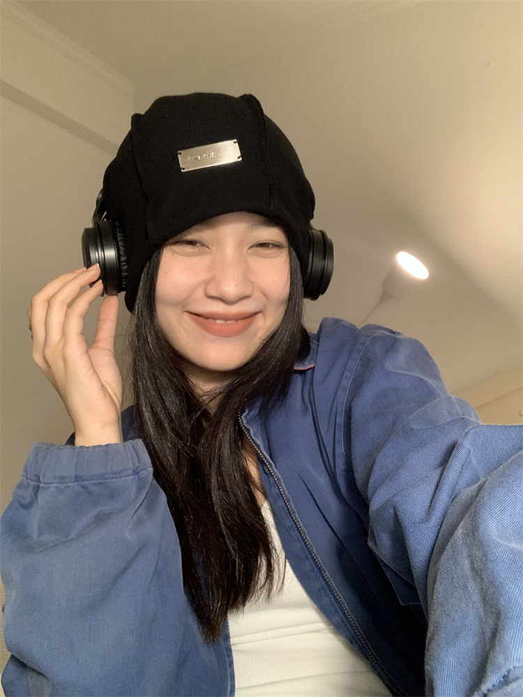 Vintage Oversized Beanie for Women with Patch Design - Trendy Cold Weather Hat for a Smaller Face Look