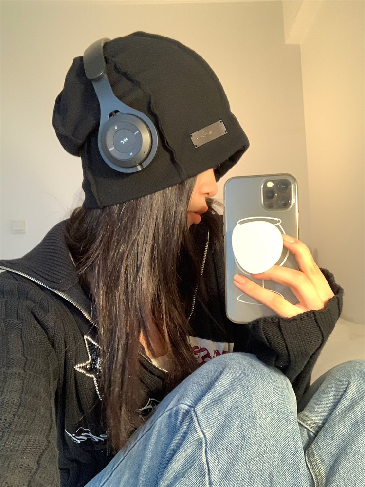 Vintage Oversized Beanie for Women with Patch Design - Trendy Cold Weather Hat for a Smaller Face Look