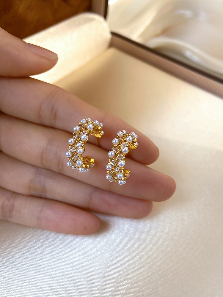 Vintage Pearl Stud Earrings for Women with Zircon Stones - Unique Shi Family Design, Elegant Personality Jewelry
