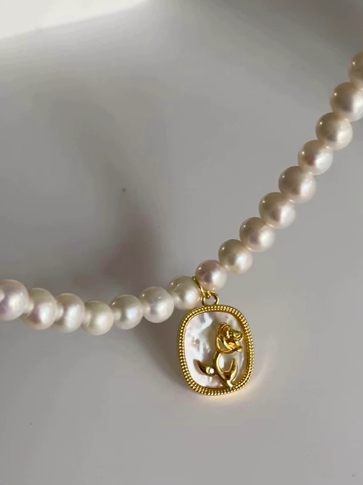 Vintage Rose Mother-of-Pearl Pendant Baroque Pearl Clavicle Chain Necklace for Women - Elegant Jewelry Accessory