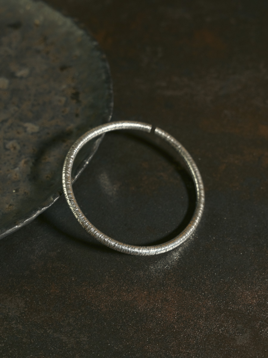 Vintage Silver Open Bracelet - Adjustable Unisex Wristband, Trendy Accessory for Men & Women, Timeless Fashion Statement