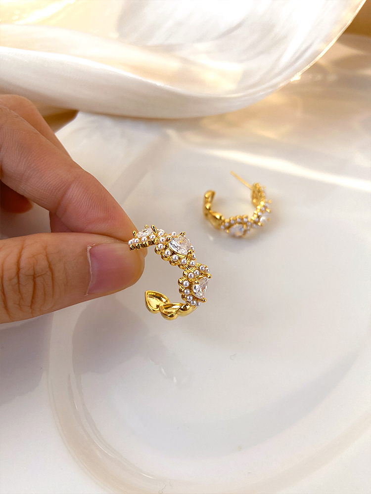 Vintage Sparkling Heart Lace Earrings for Women - Gold-Plated Heart-Shaped Design with Zircon Inlay, Elegant Light Luxury Jewelry