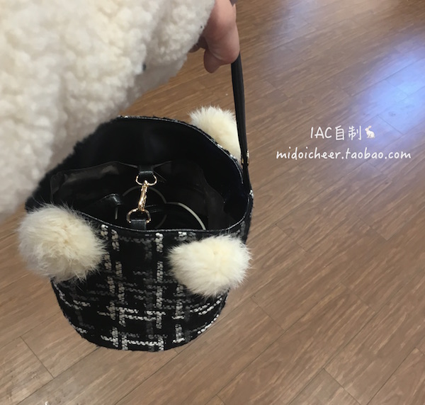 Winter Limited Edition Rabbit Fur Crossbody Bucket Bag - Woolen Handbag with Small Tail for Stylish Seasonal Fashion